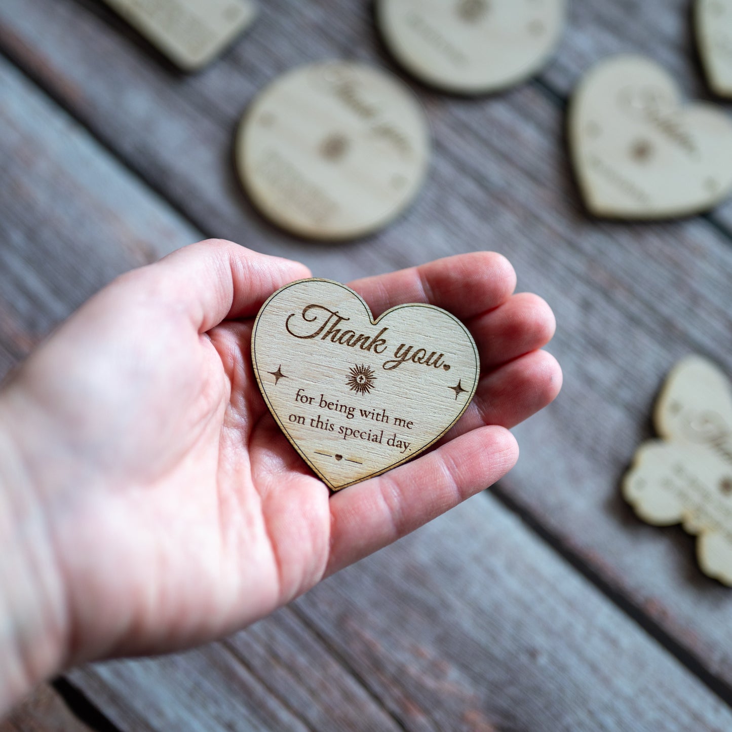 💝 Personalisierter Holzmagnet mit Gravur – Gastgeschenk zur Kommunion, Taufe oder Firmung | Herz, Kreis, Rechteck, Schmetterling | Danke Geschenk