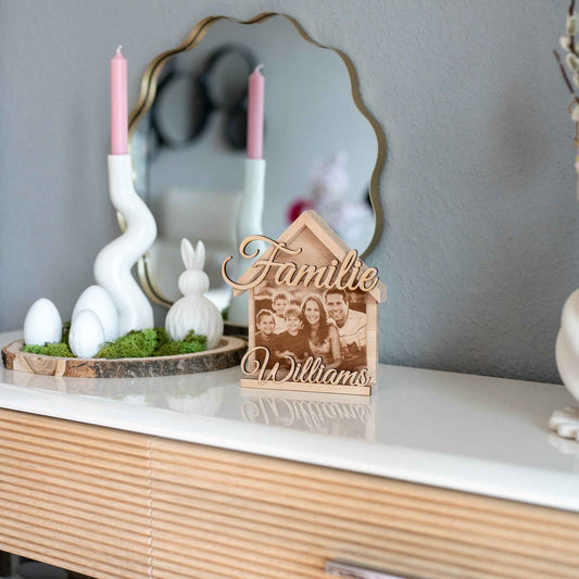 Personalisierter Haussegen aus Massivholz | Handgefertigtes Familienbild mit Fotogravur | Einzugsgeschenk & Hochzeitsgeschenk | Individueller Holzrahmen im Hausdesign | Handmade in Germany