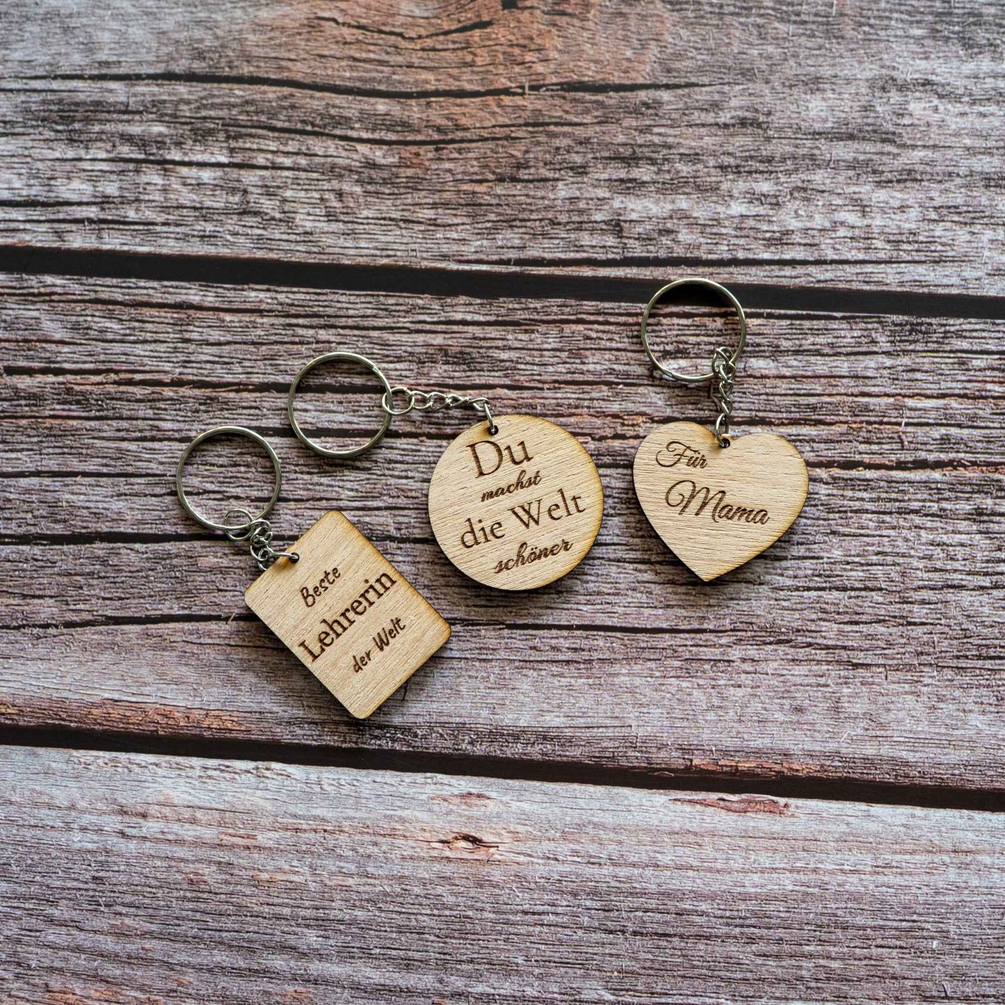 Personalisierter Holz Schlüsselanhänger mit Gravur | Kleine Geschenkidee & Dankeschön für Lehrerin, Erzieherin & Mama | Individuelles Mitbringsel aus Echtholz | Handmade in Germany