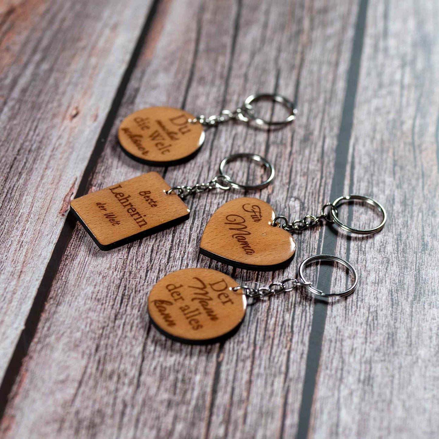 Personalisierter Holz Schlüsselanhänger mit Harz-Versiegelung | Edles Geschenk mit Name & Gravur | Hochglanz Anhänger für Mama, Lehrerin & Beste Freundin | Handmade in Germany