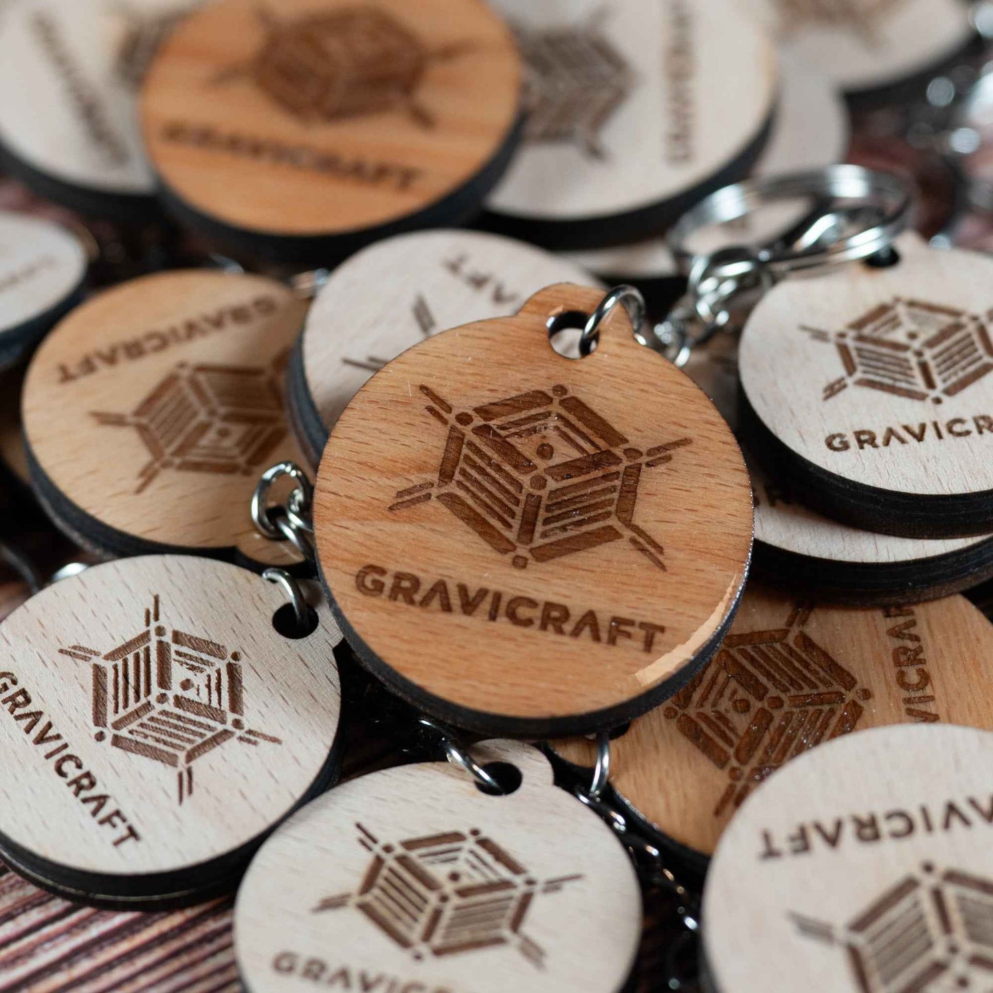 NFC Visitenkarte Schlüsselanhänger aus Holz | Digitale VCard & Kontaktloses Networking | GraviCraft Business Keyring mit Logo Gravur | Kompatibel mit iOS & Android