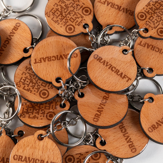 🌿 Holz Schlüsselanhänger mit Logo & QR-Code – Beidseitig mit Epoxidharz | Werbegeschenk, Giveaway & Digitale Visitenkarte | GraviCraft