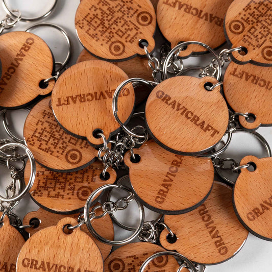 Holz Schlüsselanhänger mit Logo & QR Code | 35mm | Beidseitig mit Epoxidharz versiegelt | Digitale Visitenkarte & Werbeartikel für Firmen & Gastro | Kratzfest & Wasserabweisend
