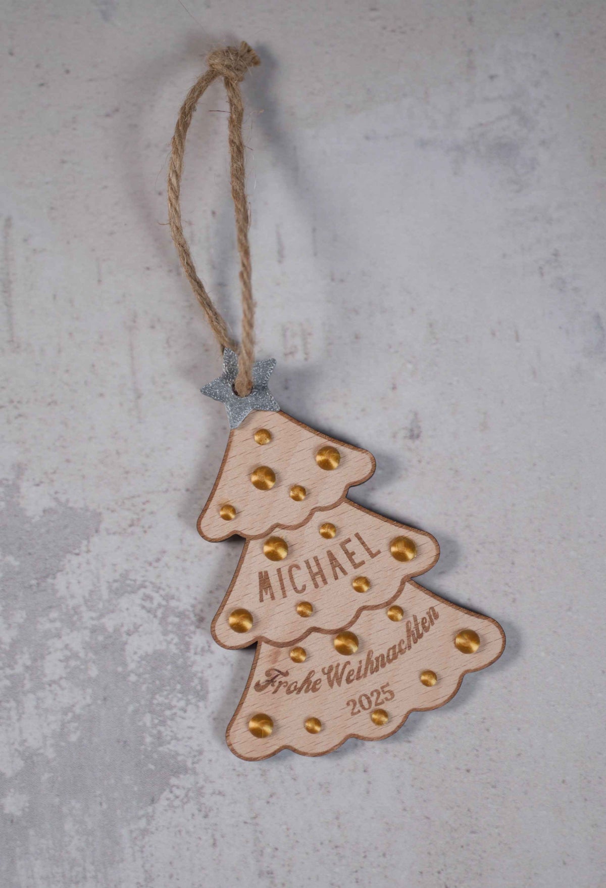 Handgefertigter Weihnachtsbaum-Anhänger aus Holz mit Name