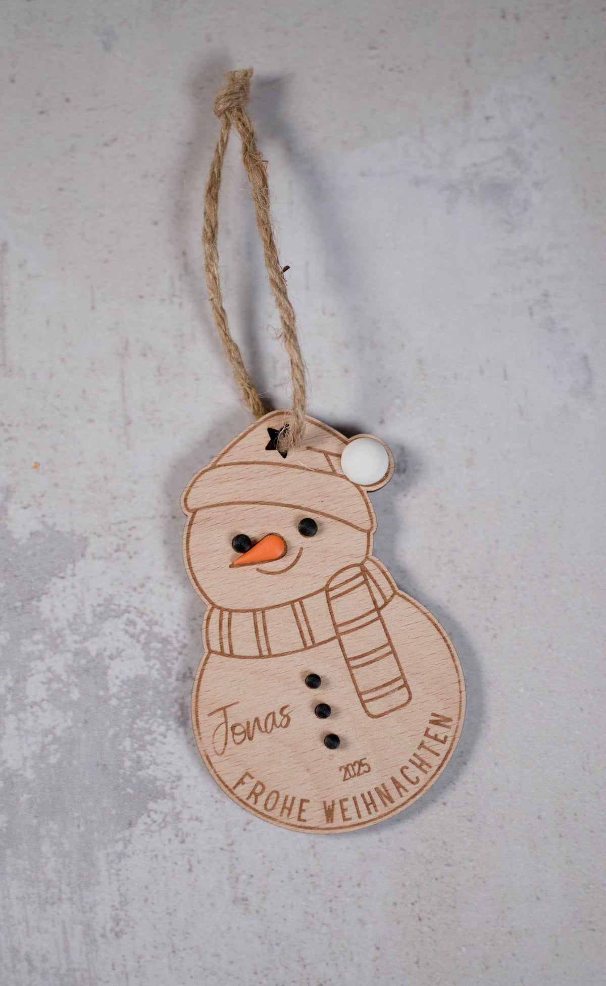 Handgefertigter Weihnachtsanhänger Schneemann aus Holz mit Name