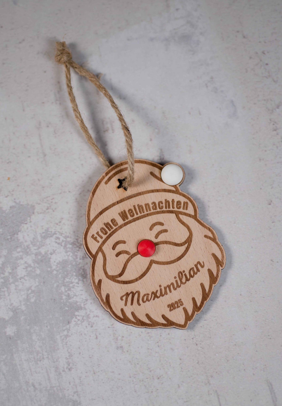Handgefertigter Weihnachtsanhänger aus Holz mit Weihnachtsmann und Name