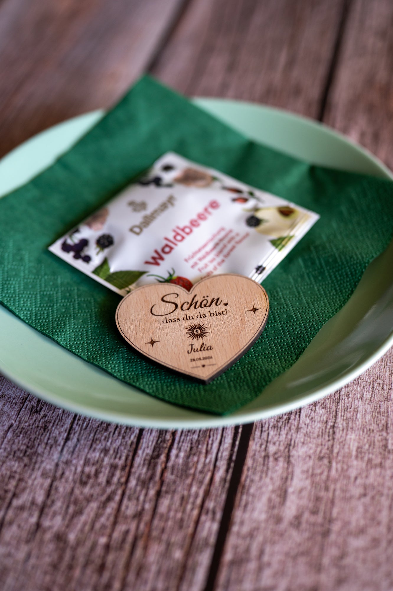 Personalisierte Gastgeschenke zur Kommunion & Taufe – Holzherz Magnet mit Premium Bio-Tee (Dallmayr)