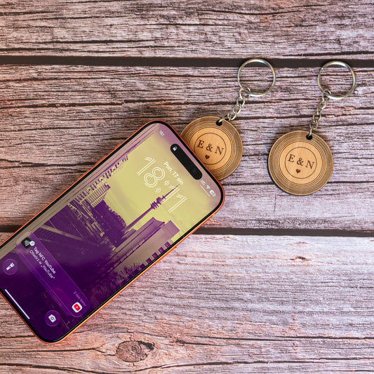 2x Personalisierter Mini Vinyl NFC Schlüsselanhänger aus Holz für Paare