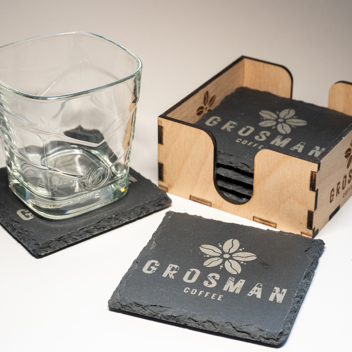 GraviCraft Schieferuntersetzer mit Gravur & Holzbox – 6er Set personalisiert | Geschenkidee für Hochzeit, Büro & Zuhause