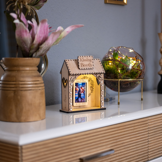 💖 Kissing Booth Holzdeko mit Gravur & LED – Personalisierte Geschenkidee für Paare, Valentinstag & Hochzeit