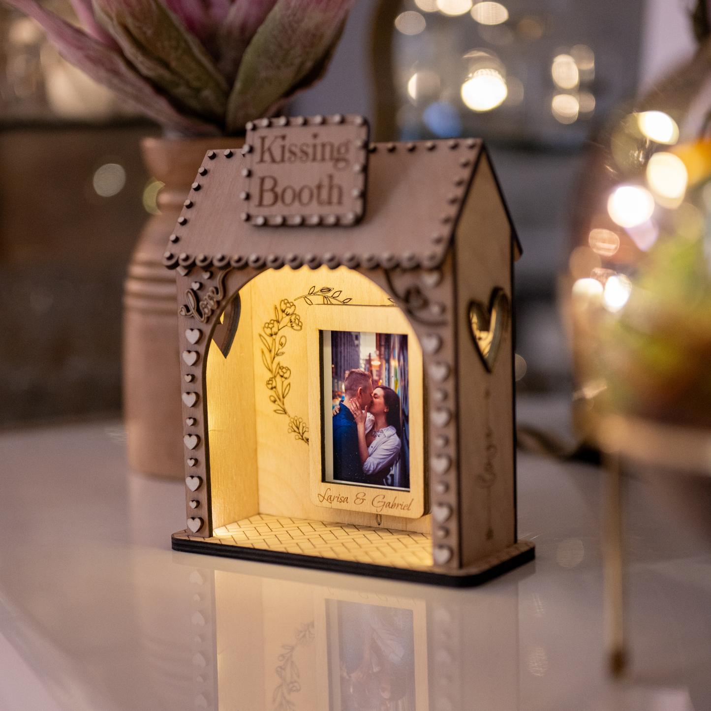 💖 Kissing Booth Holzdeko mit Gravur & LED – Personalisierte Geschenkidee für Paare, Valentinstag & Hochzeit