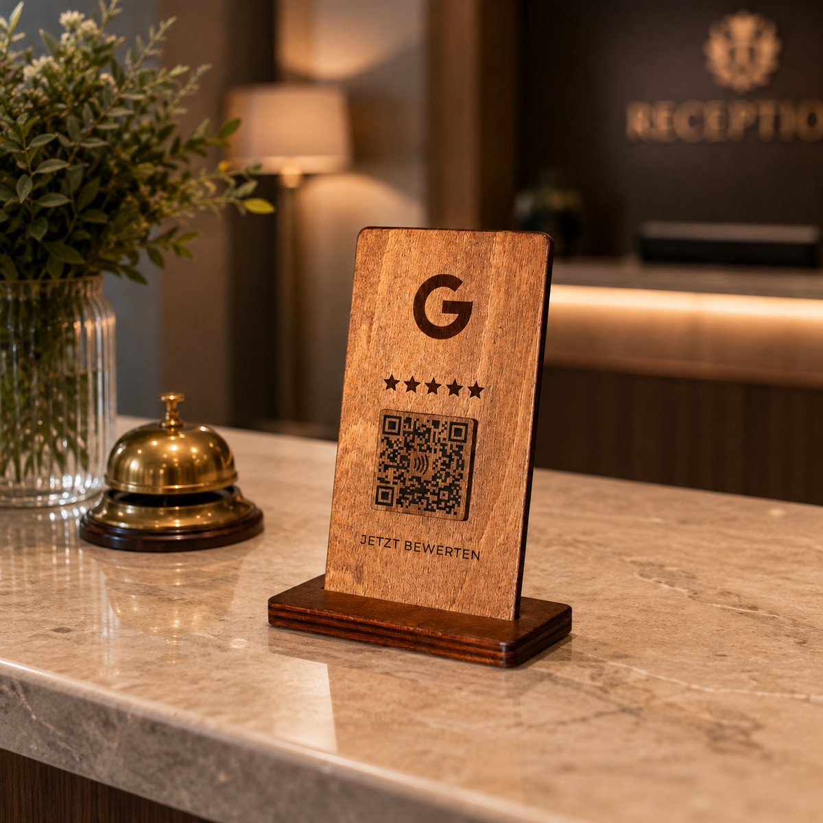 Google Bewertungsschild aus Holz auf einer Hotel-Rezeption