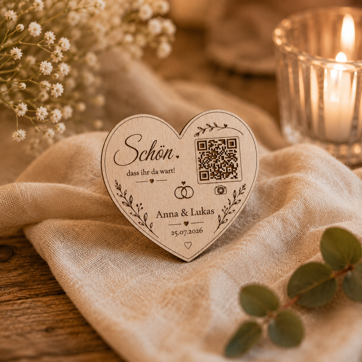 Personalisierter Hochzeitsmagnet mit QR-Code aus Holz – Personalisiertes Gastgeschenk mit Fotogalerie | Optional mit Dallmayr Tee & Organza-Beutel