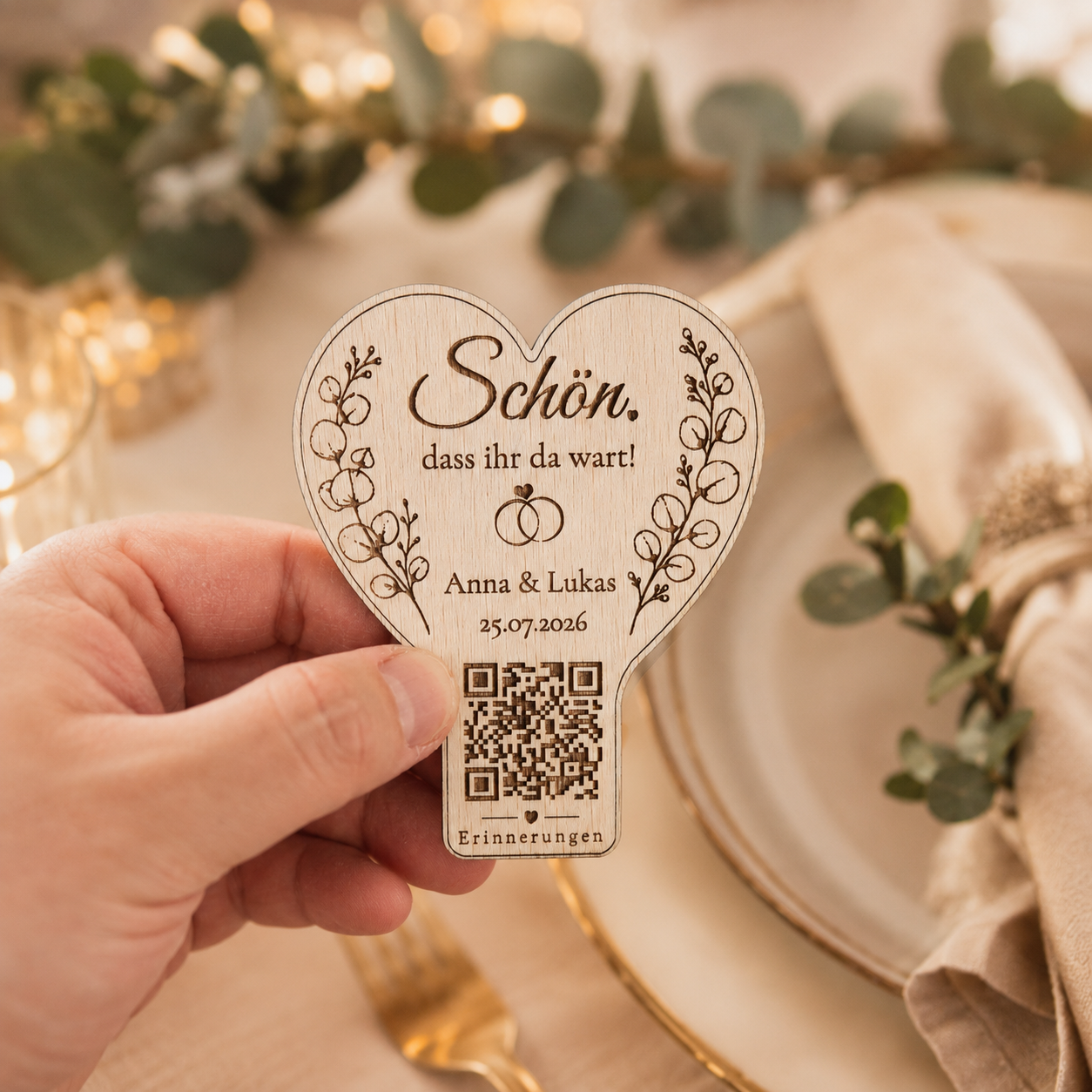 Personalisierter Hochzeitsmagnet mit QR-Code aus Holz – Personalisiertes Gastgeschenk mit Fotogalerie | Optional mit Dallmayr Tee & Organza-Beutel