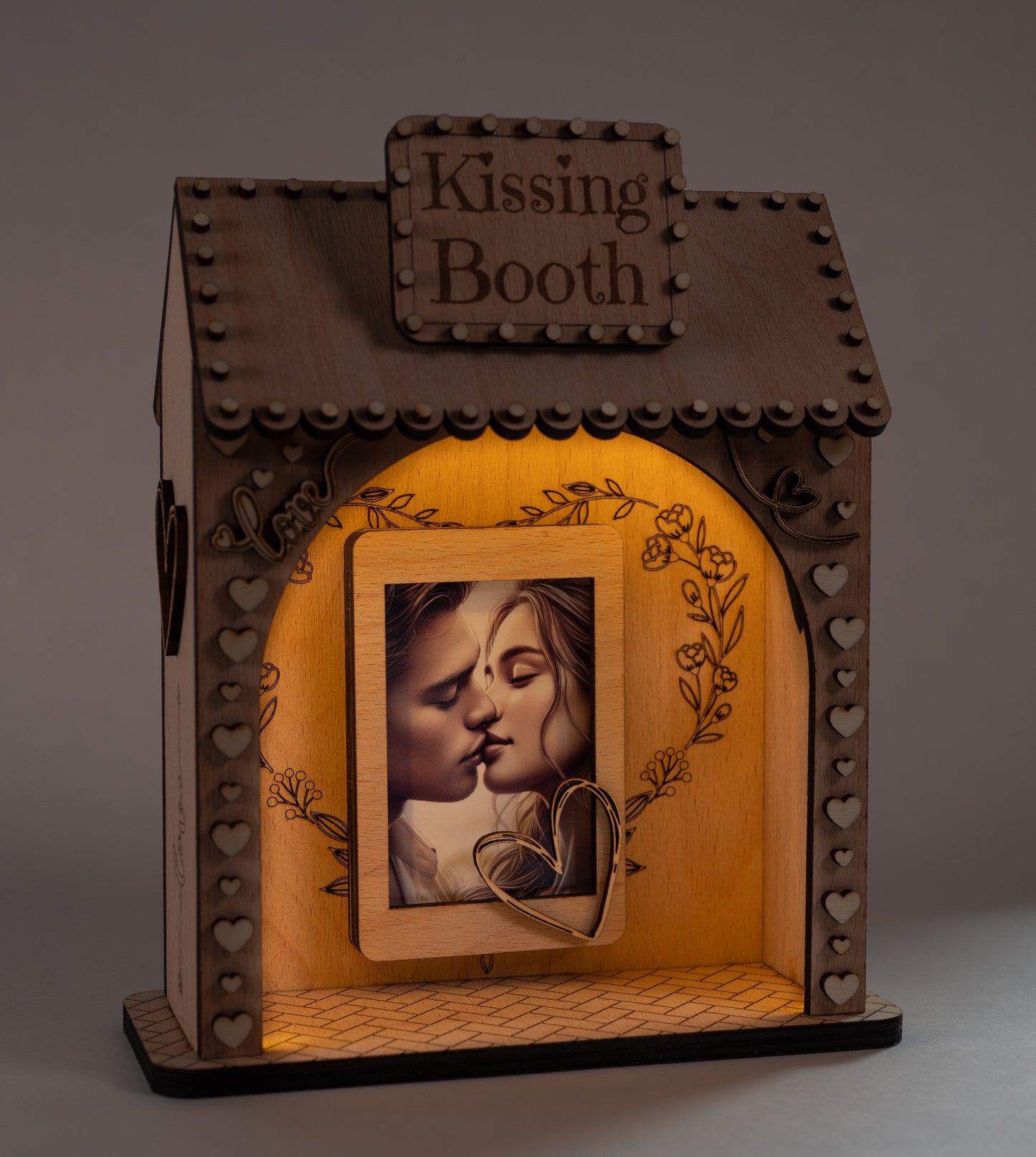 💖 Kissing Booth Holzdeko mit Gravur & LED – Personalisierte Geschenkidee für Paare, Valentinstag & Hochzeit