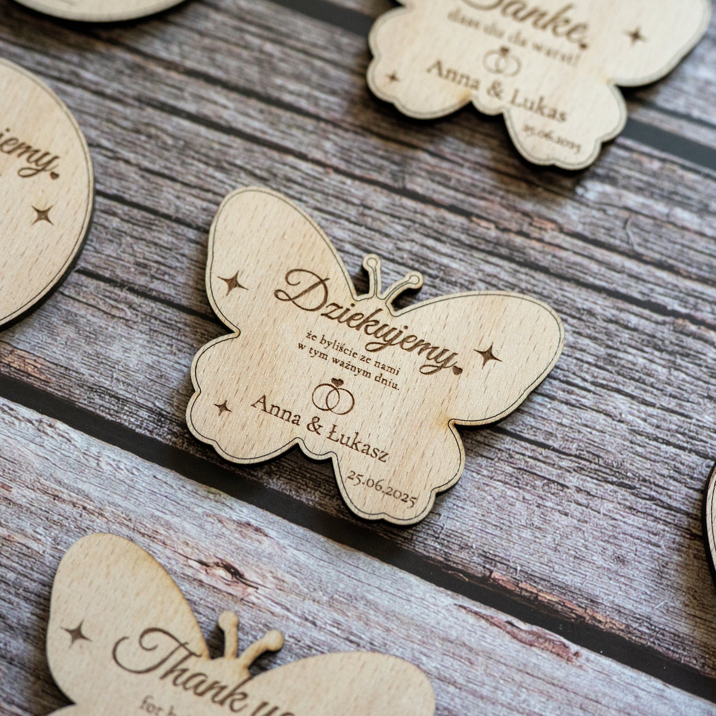 💝 Hochzeitsmagnet aus Holz mit Gravur & Bio-Tee | Personalisiertes Gastgeschenk – Herz, Kreis oder Schmetterling | GraviCraft Handmade
