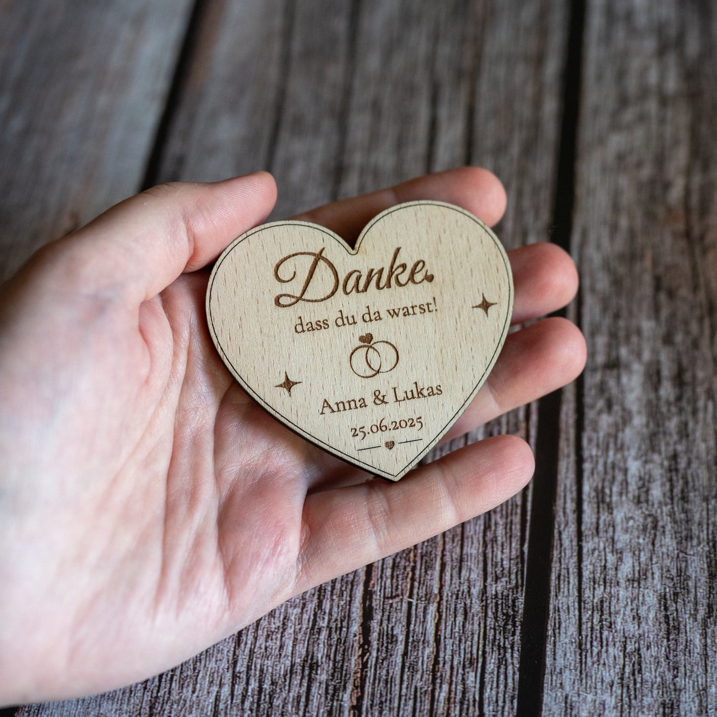 💝 Hochzeitsmagnet aus Holz mit Gravur & Bio-Tee | Personalisiertes Gastgeschenk – Herz, Kreis oder Schmetterling | GraviCraft Handmade