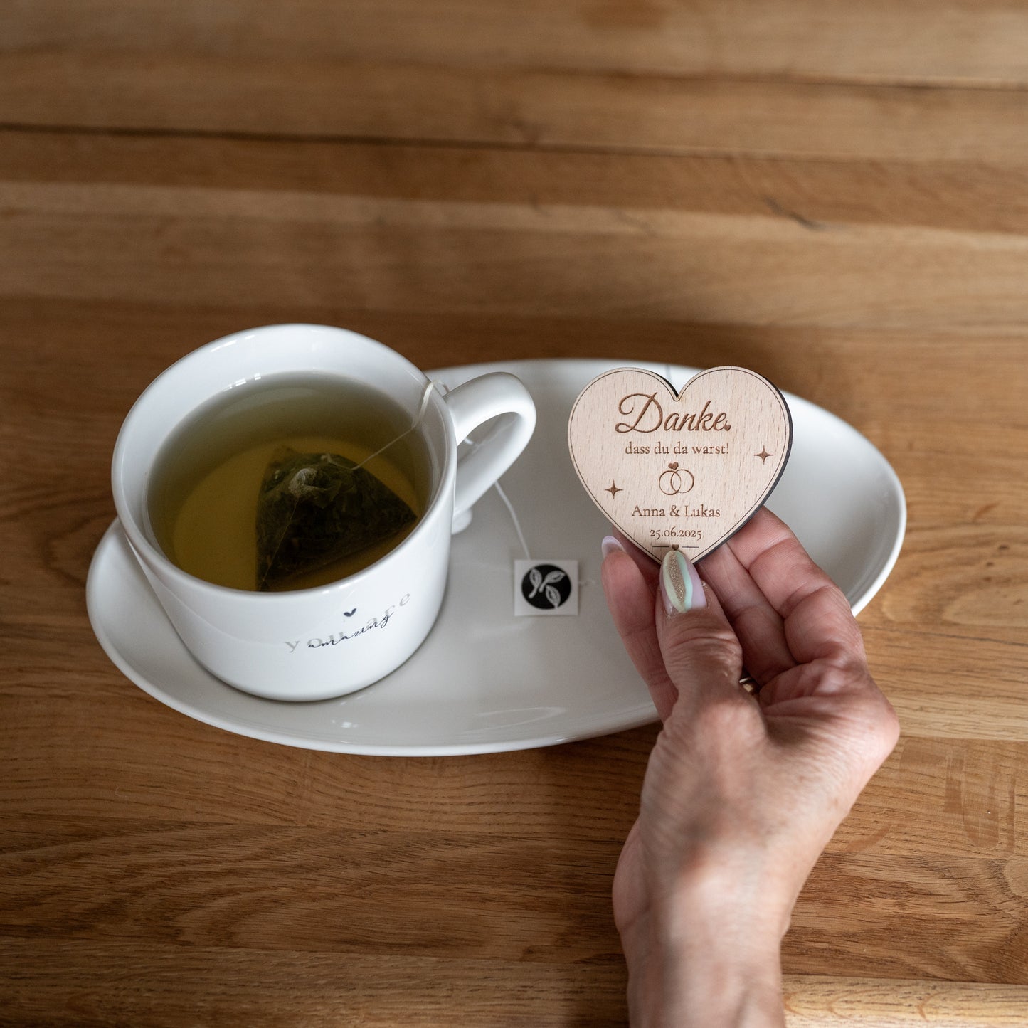 💝 Hochzeitsmagnet aus Holz mit Gravur & Bio-Tee | Personalisiertes Gastgeschenk – Herz, Kreis oder Schmetterling | GraviCraft Handmade