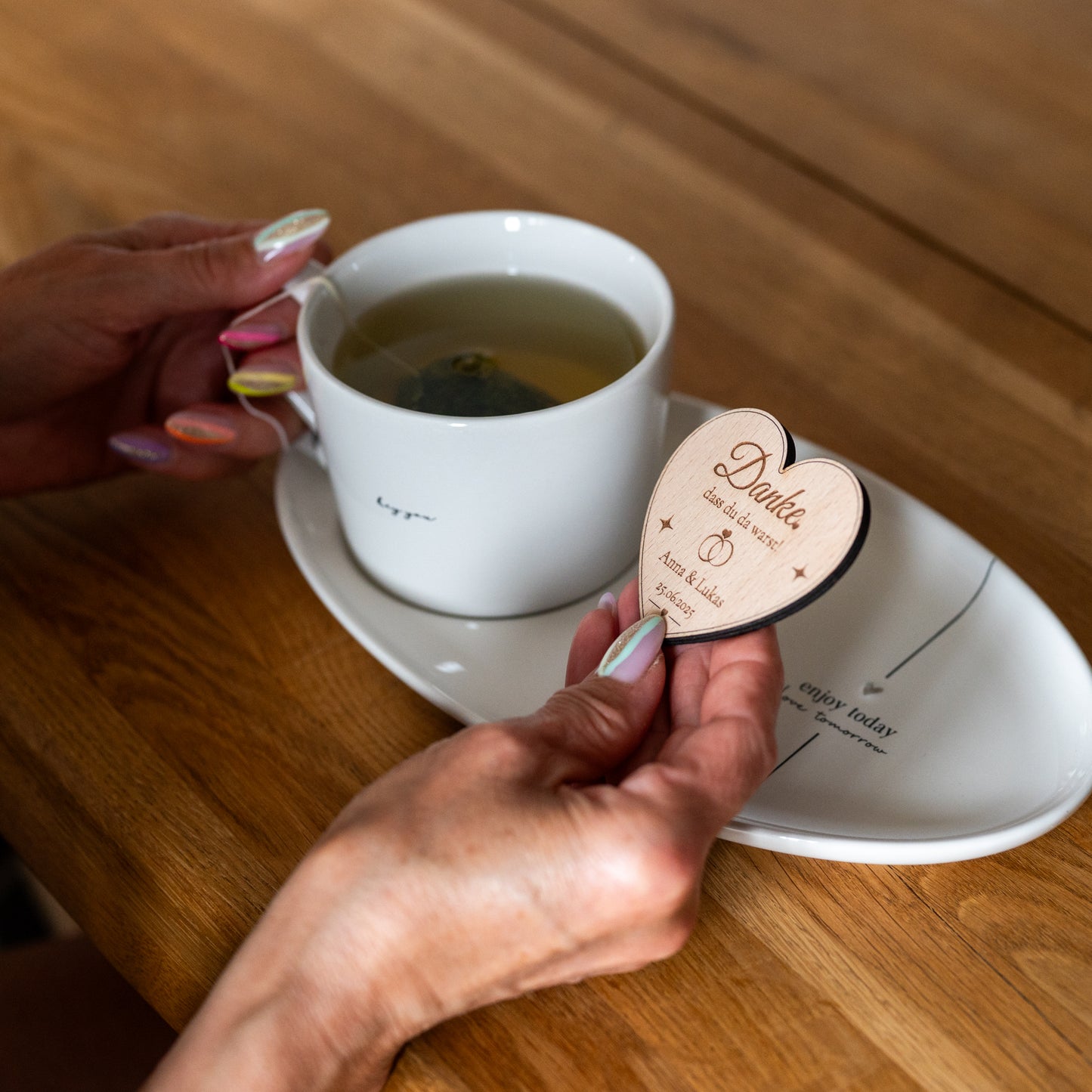 💝 Hochzeitsmagnet aus Holz mit Gravur & Bio-Tee | Personalisiertes Gastgeschenk – Herz, Kreis oder Schmetterling | GraviCraft Handmade