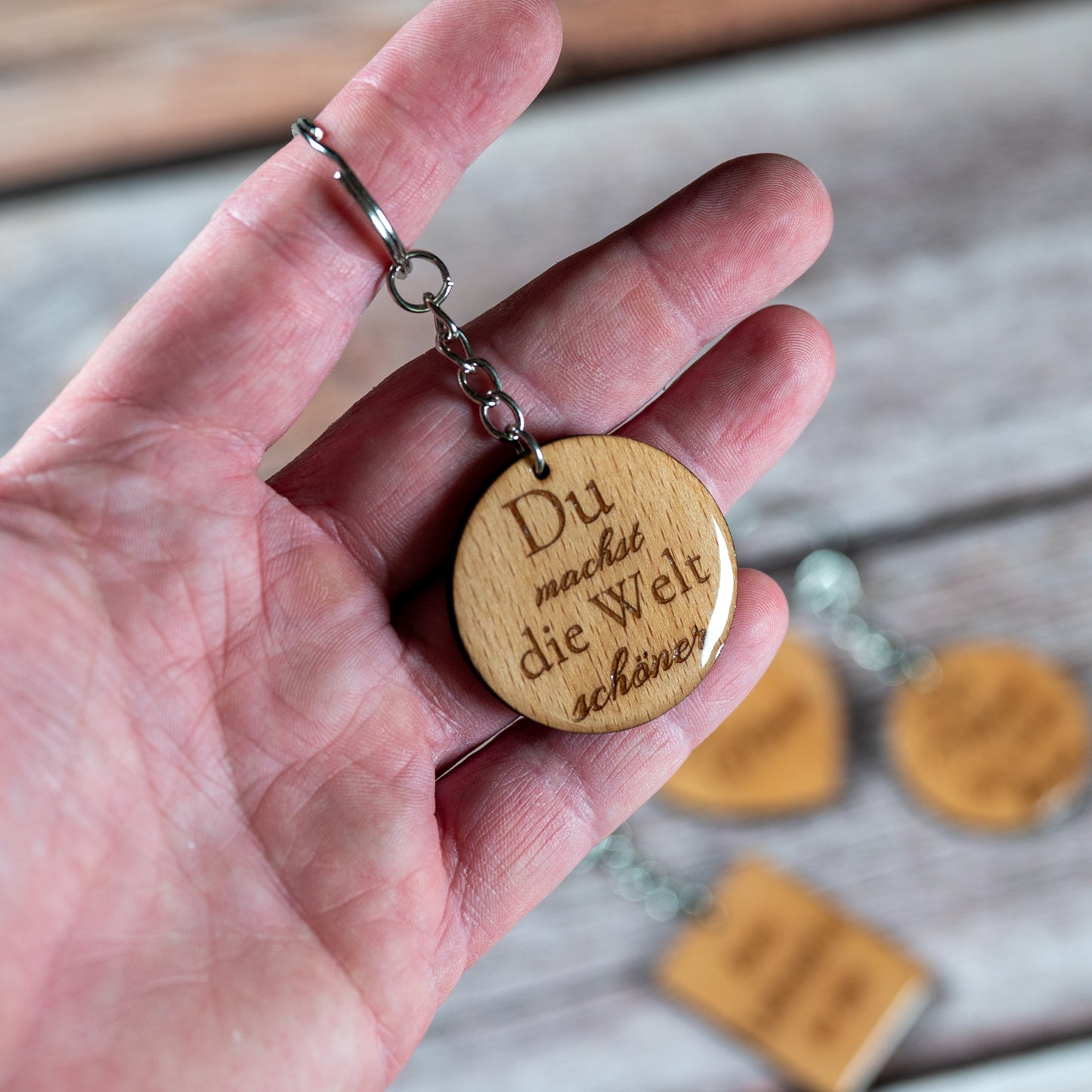 🌿 Holz Schlüsselanhänger mit Gravur & Epoxidharz – Personalisiertes Geschenk für Mama, Lehrerin, Freundin, Oma | Handgemacht & Glänzend
