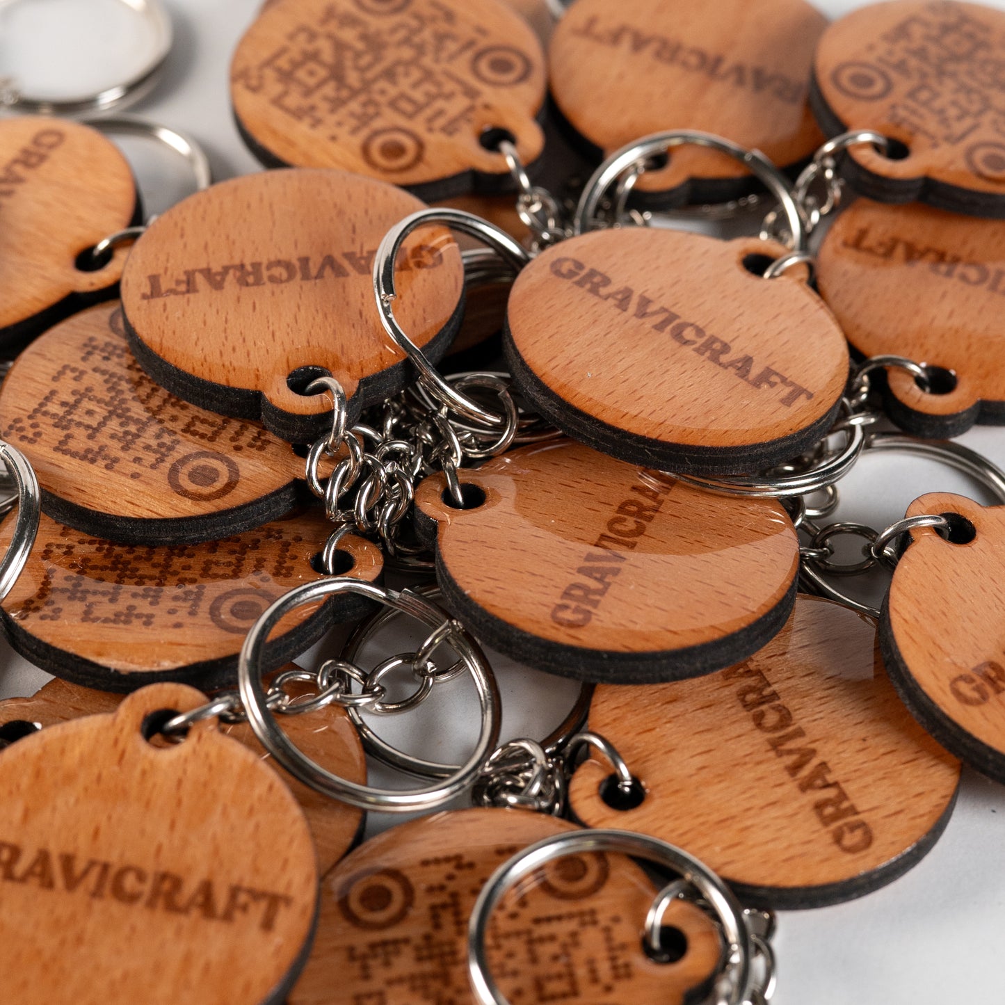 🌿 Holz Schlüsselanhänger mit Logo & QR-Code – Beidseitig mit Epoxidharz | Werbegeschenk, Giveaway & Digitale Visitenkarte | GraviCraft