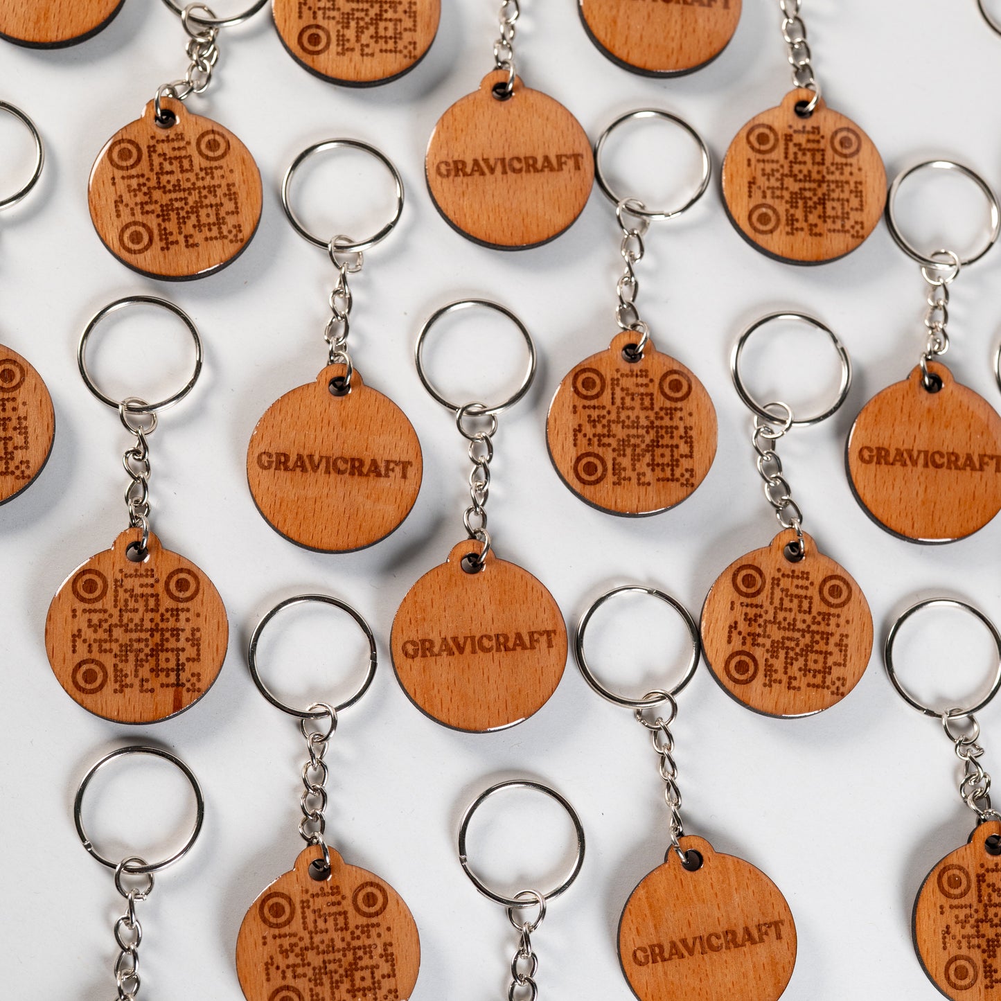 🌿 Holz Schlüsselanhänger mit Logo & QR-Code – Beidseitig mit Epoxidharz | Werbegeschenk, Giveaway & Digitale Visitenkarte | GraviCraft
