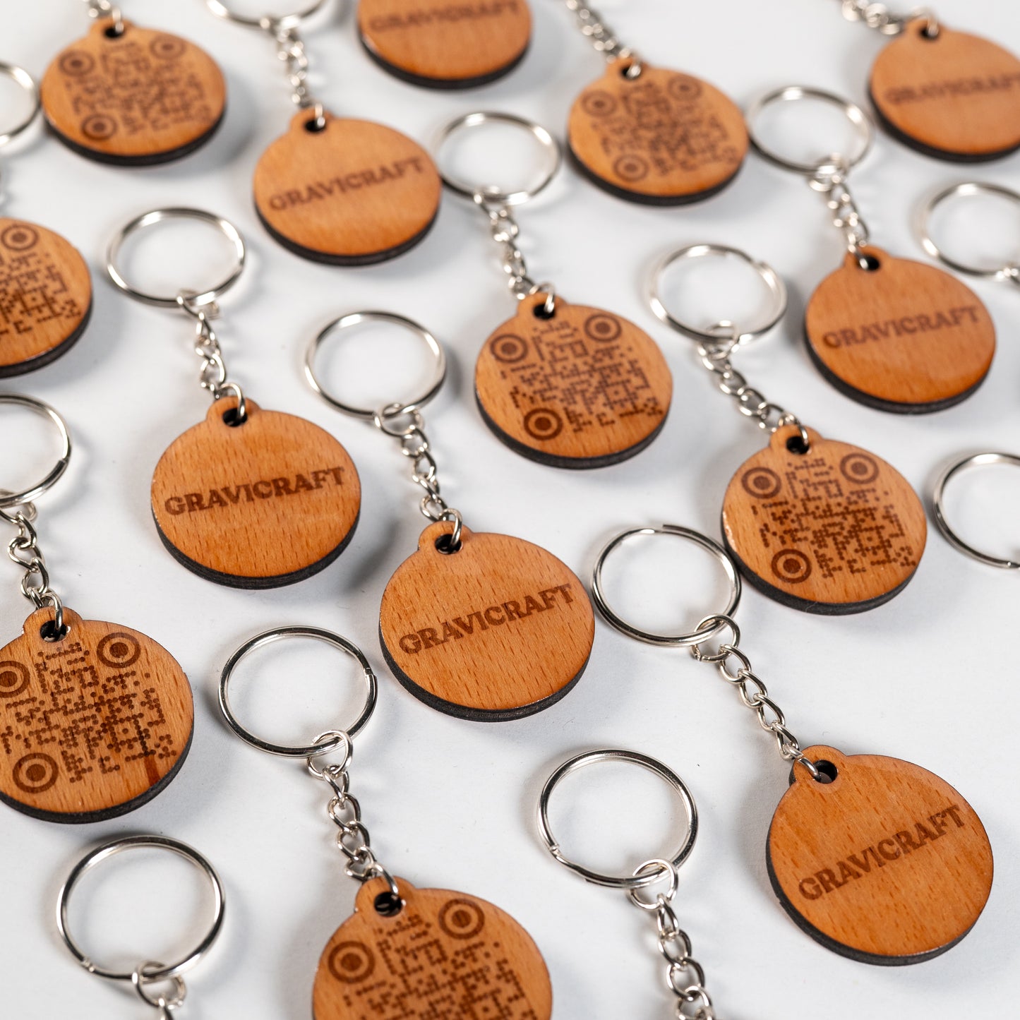 🌿 Holz Schlüsselanhänger mit Logo & QR-Code – Beidseitig mit Epoxidharz | Werbegeschenk, Giveaway & Digitale Visitenkarte | GraviCraft