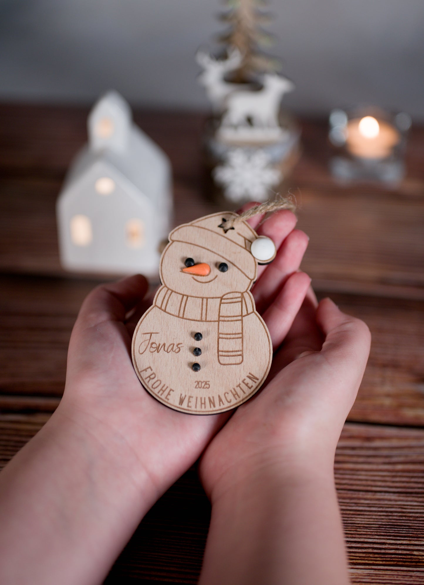 Personalisierter Weihnachtsanhänger „Schneemann“ aus Holz & 3D-Druck – Mit Name – Weihnachten 2025