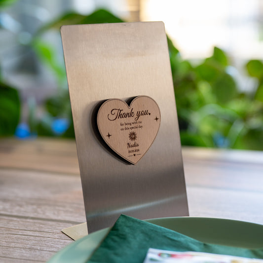 Personalisierte Gastgeschenke zur Kommunion & Taufe – Holzherz Magnet mit Premium Bio-Tee (Dallmayr)