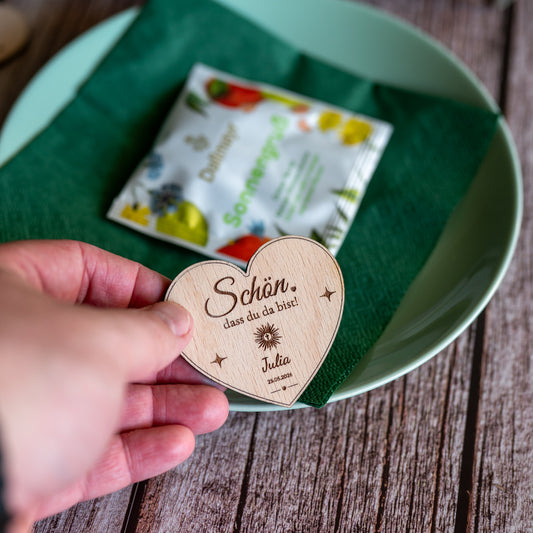 Personalisierte Gastgeschenke zur Kommunion & Taufe – Holzherz Magnet mit Premium Bio-Tee (Dallmayr)
