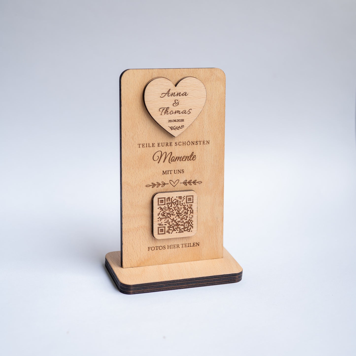 Modernes personalisiertes QR-Code Hochzeitsschild aus Holz. Gäste teilen Fotos und Videos direkt per Smartphone. Ideal für Hochzeiten und besondere Erinnerungen.