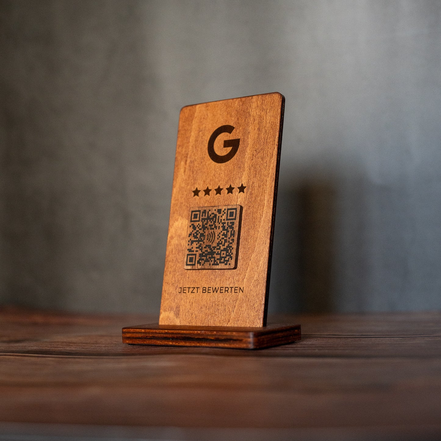 Google Bewertungsschild aus Holz mit NFC & QR Code