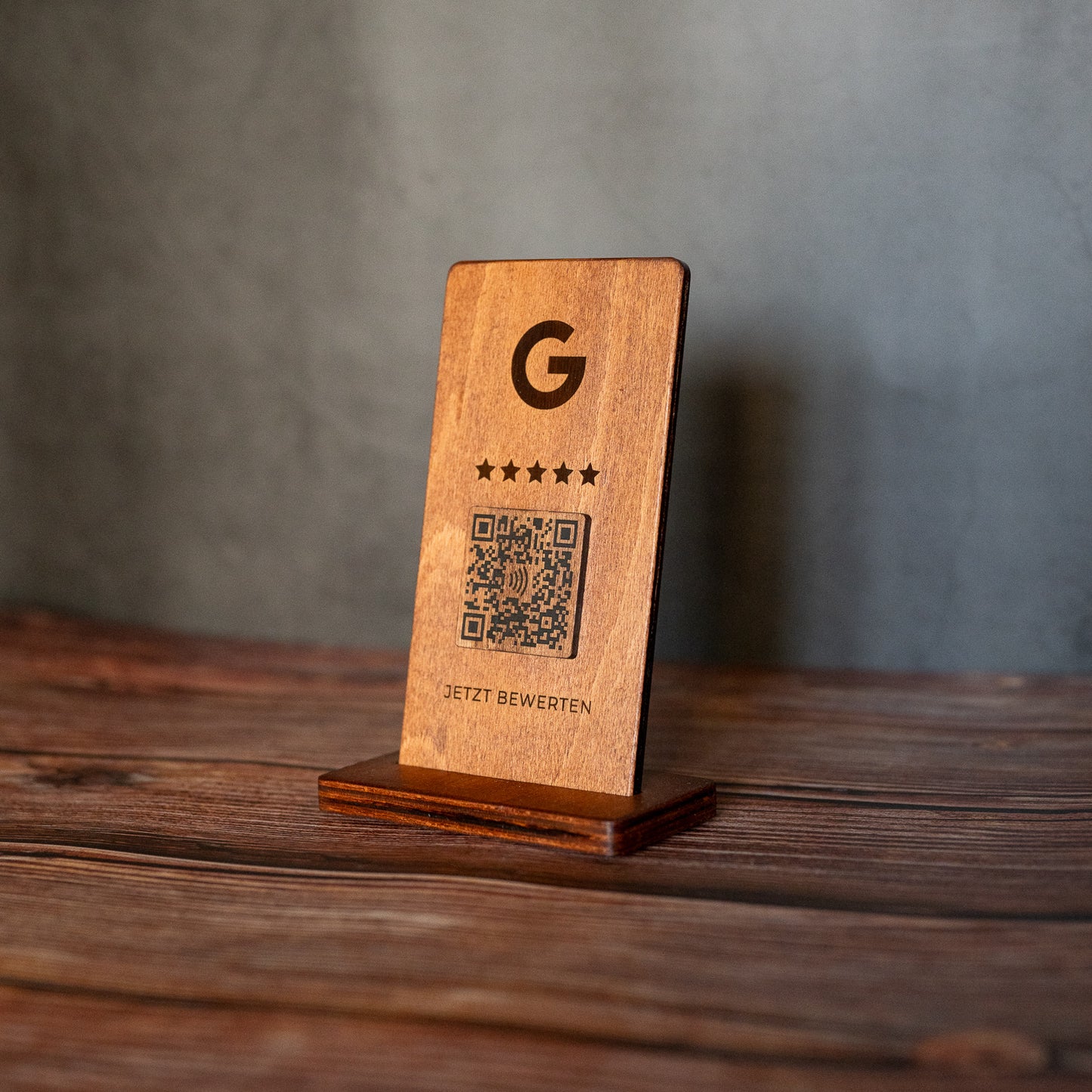 Google Bewertungsschild aus Holz mit NFC & QR Code