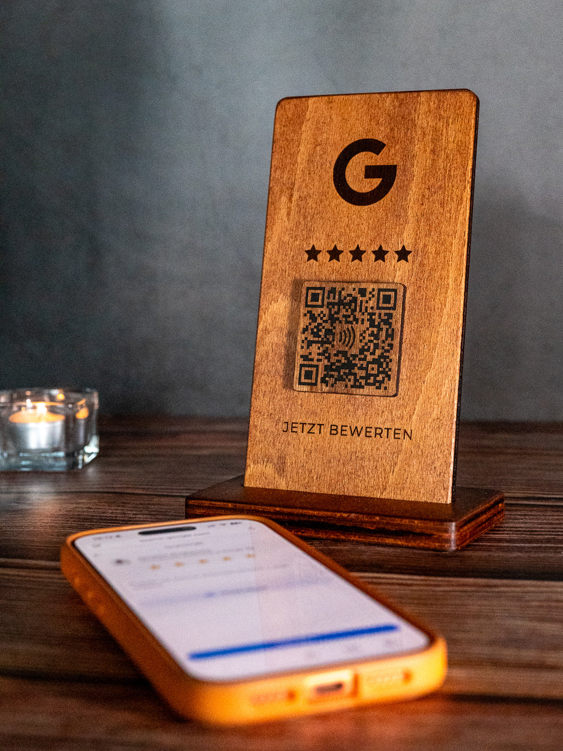 Google Bewertungsschild aus Holz mit NFC & QR Code
