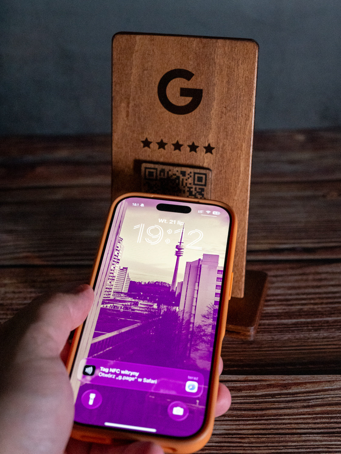 Google Bewertungsschild aus Holz mit NFC & QR Code