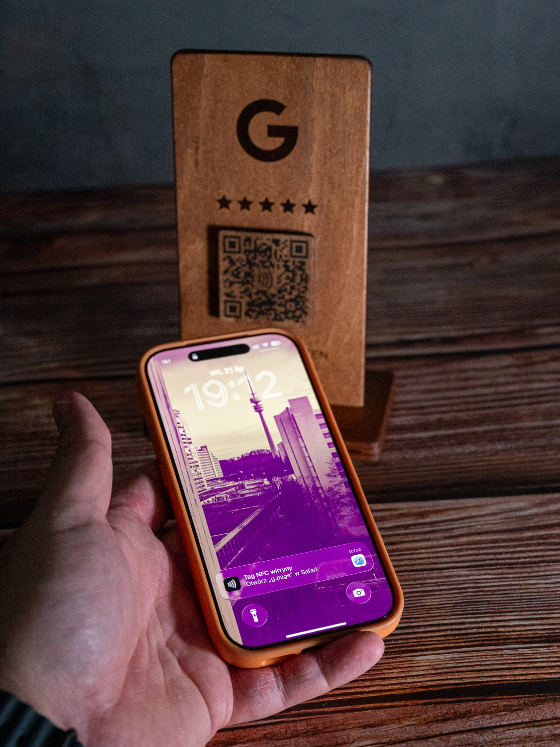 Google Bewertungsschild aus Holz mit NFC & QR Code