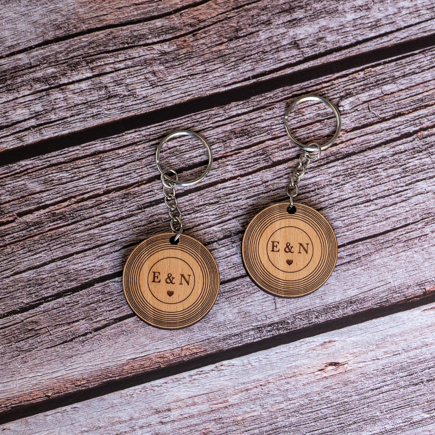 2x Personalisierter Mini Vinyl NFC Schlüsselanhänger aus Holz für Paare