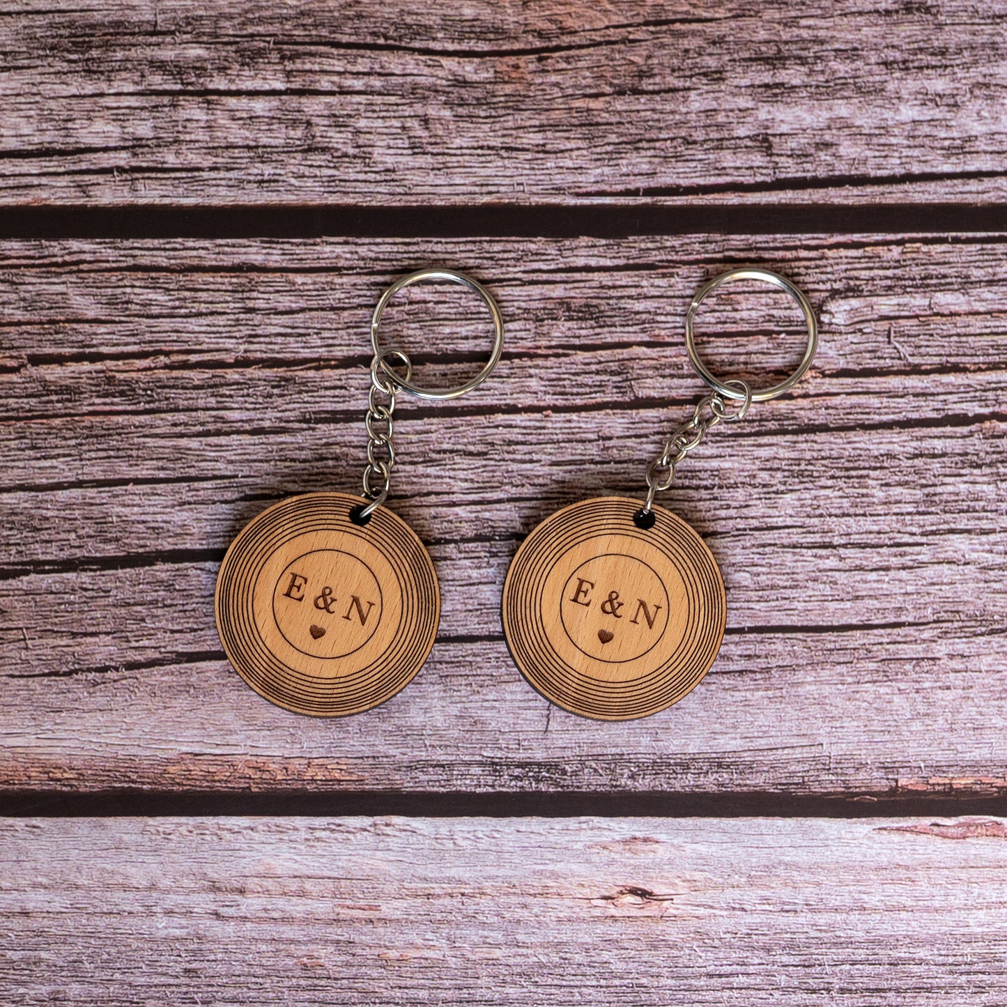 2x Personalisierter Mini Vinyl NFC Schlüsselanhänger aus Holz für Paare