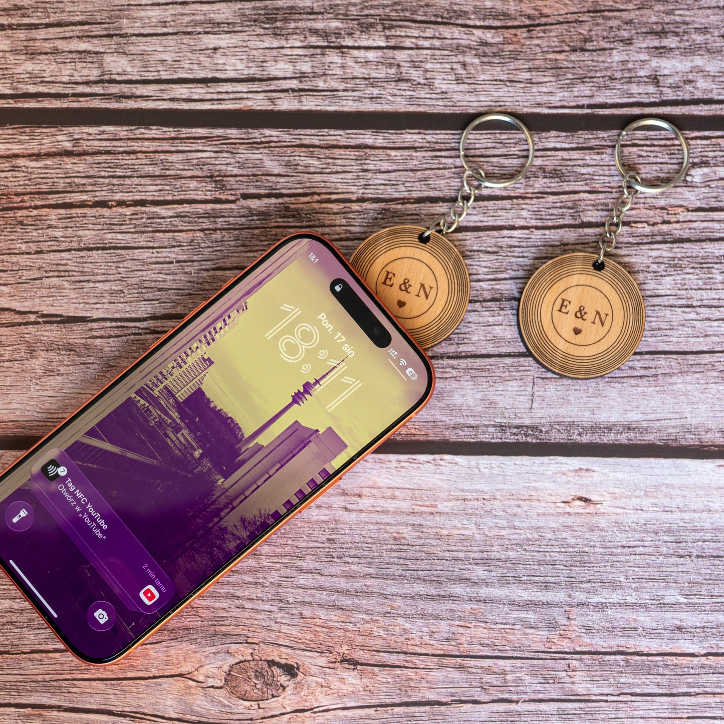 2x Personalisierter Mini Vinyl NFC Schlüsselanhänger aus Holz für Paare