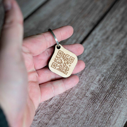 Massiver QR-Code Business Tag | 6mm Heavy Oak-Style | Handgewachst