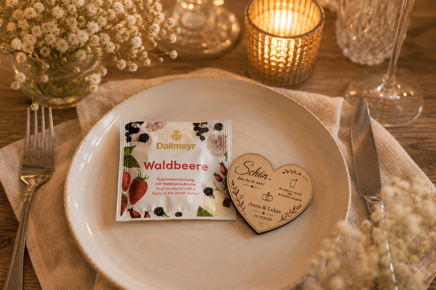 Personalisierter Hochzeitsmagnet mit NFC aus Holz – Premium Gastgeschenk mit digitaler Hochzeitsgalerie | Optional mit Dallmayr Tee & Organza-Beutel