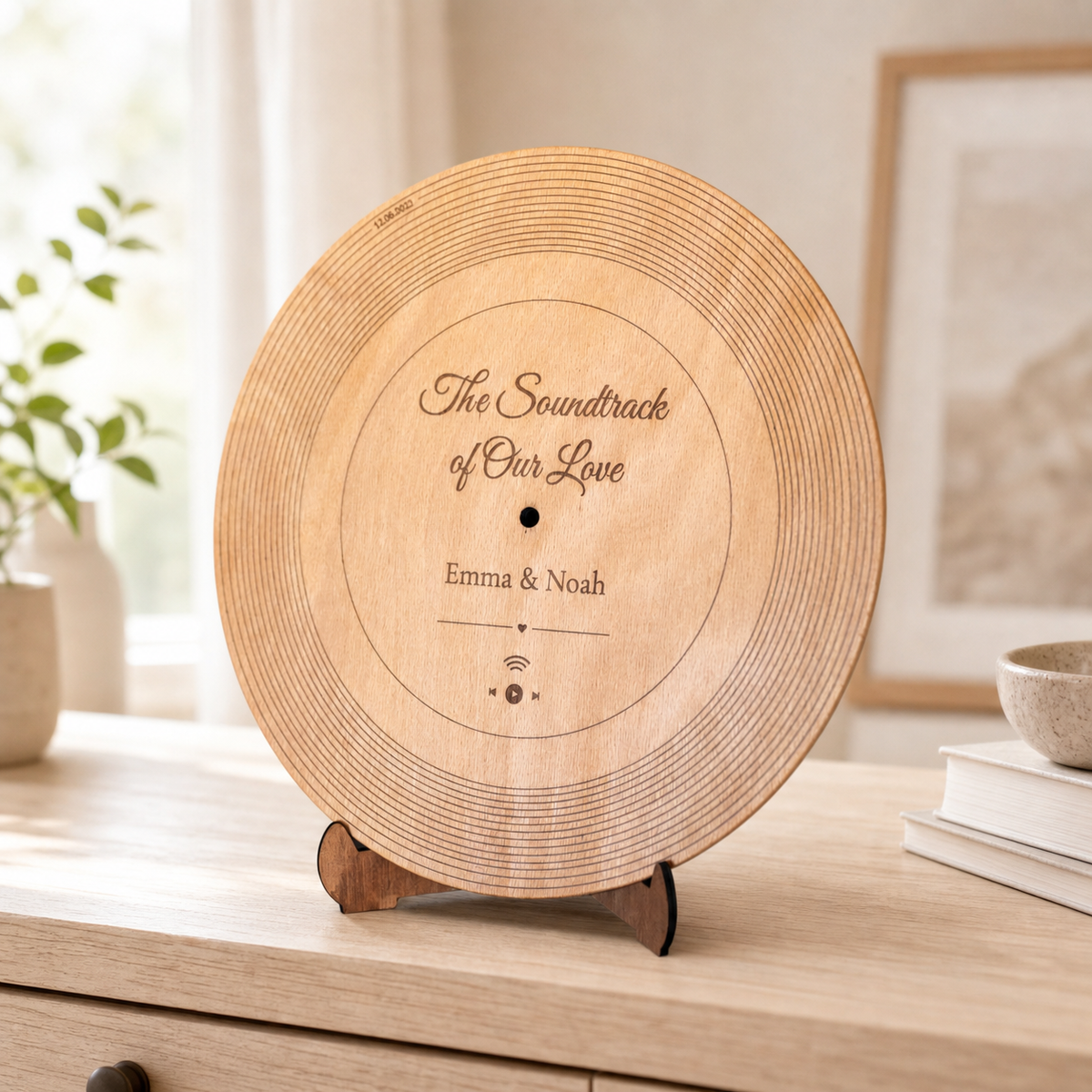 Personalisierte Holz-Schallplatte mit NFC als romantische Dekoration auf einer Kommode
