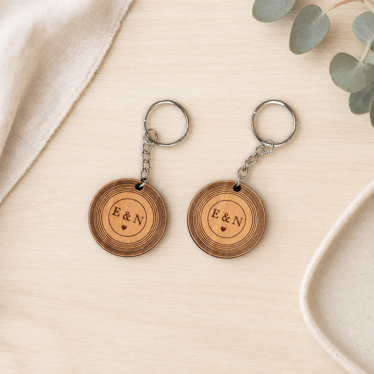Zwei personalisierte Mini-Vinyl NFC Schlüsselanhänger aus Holz für Paare