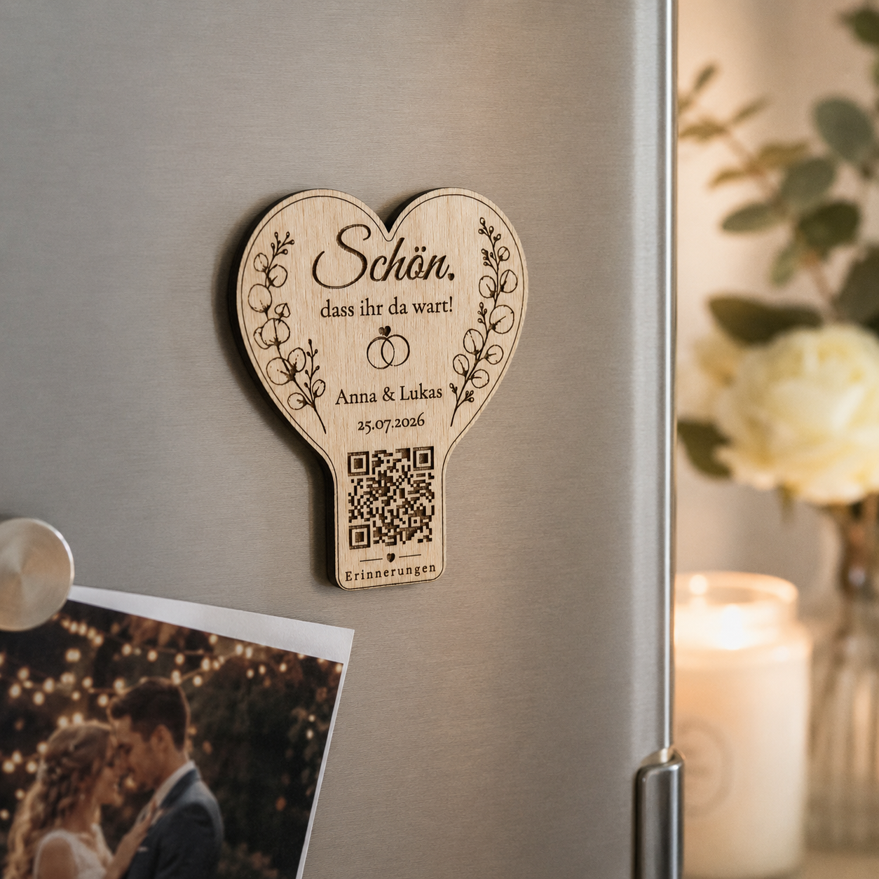 Personalisierter Hochzeitsmagnet mit QR-Code aus Holz – Personalisiertes Gastgeschenk mit Fotogalerie | Optional mit Dallmayr Tee & Organza-Beutel