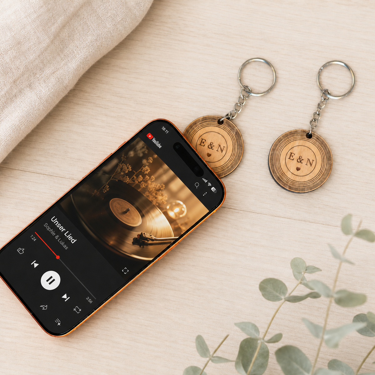 Mini-Vinyl NFC Schlüsselanhänger am Smartphone mit digitalem Wunschlink