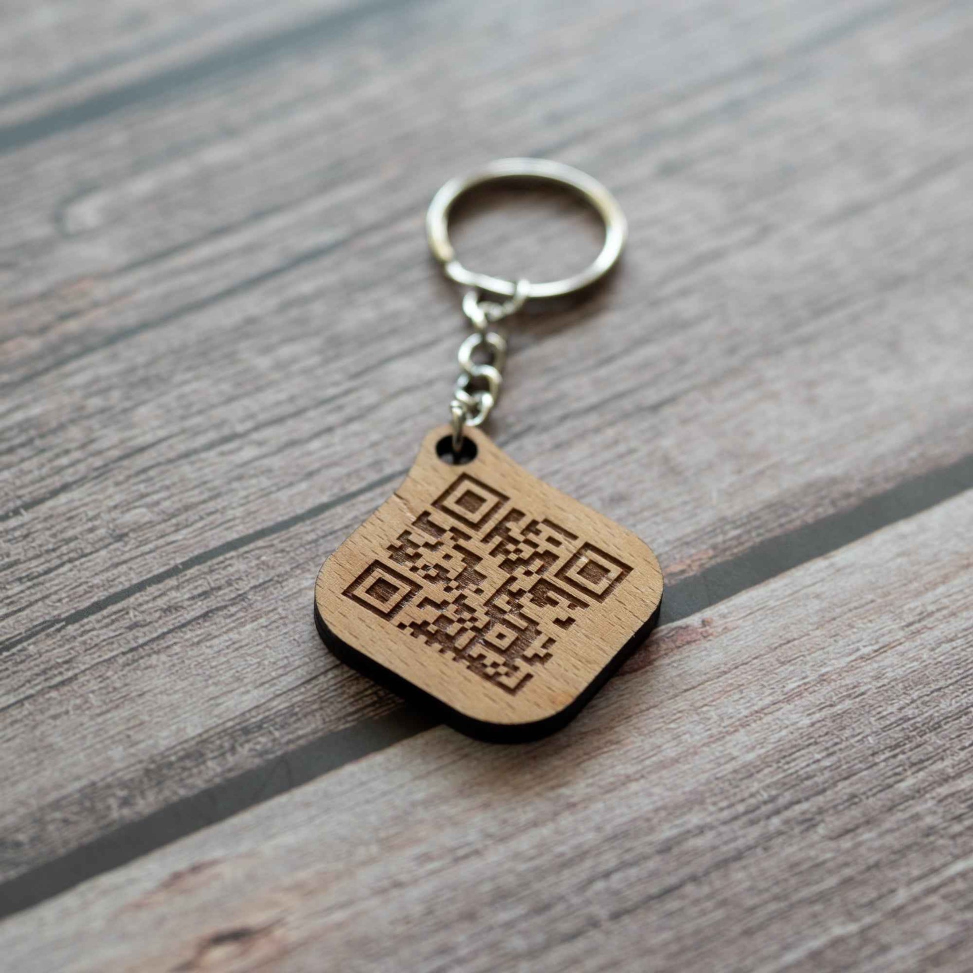 QR-Code Business Tag Holz | Pure Wood Edition | Modell: Edge | Handgewachst & Graviert