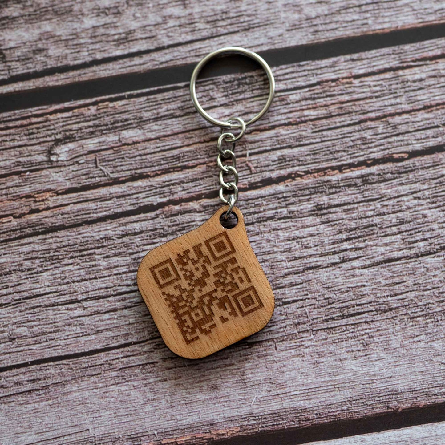 QR-Code Business Tag aus Buchenholz | Modell: Edge | Beidseitig Crystal Resin | Handgefertigt