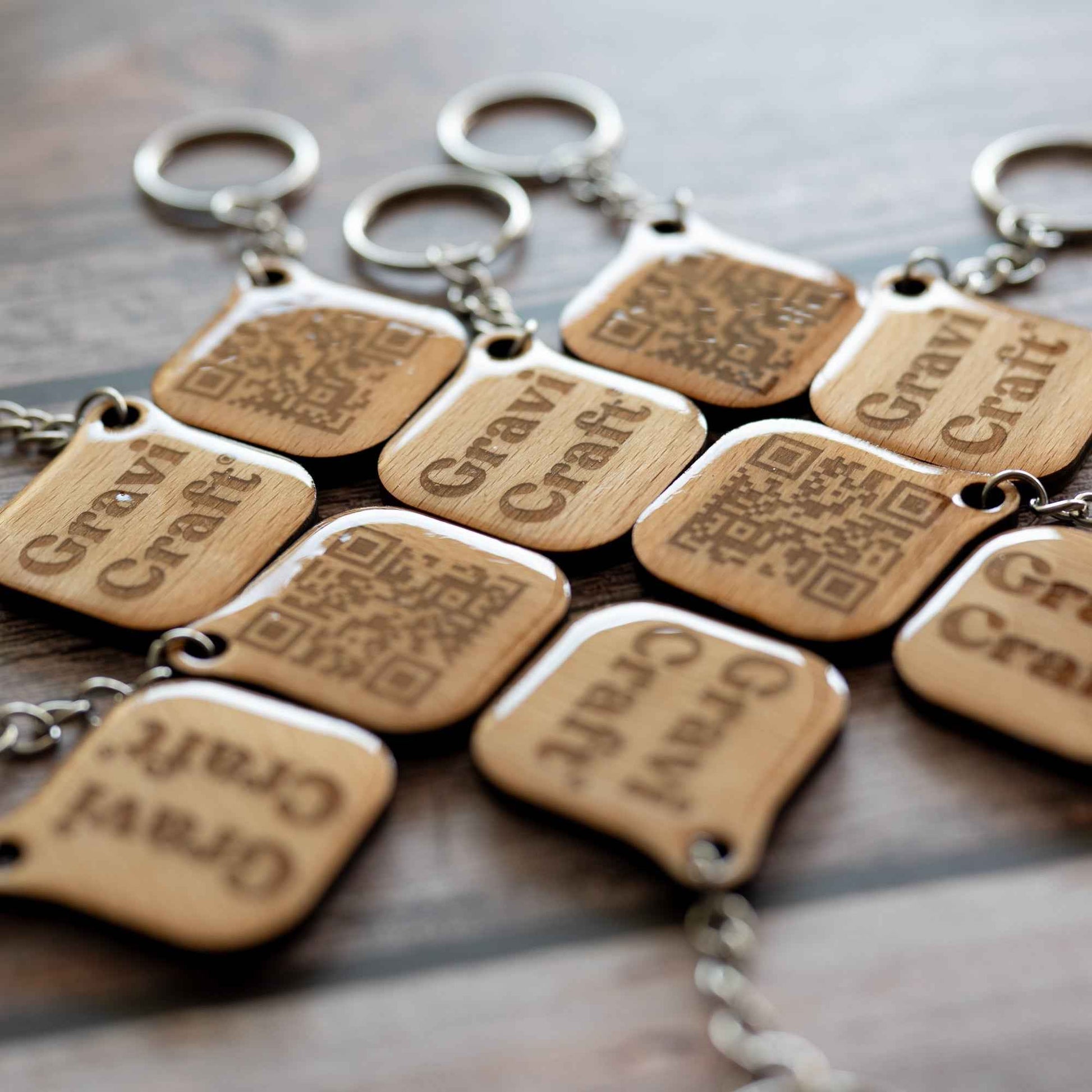 QR-Code Business Tag aus Buchenholz | Modell: Edge | Beidseitig Crystal Resin | Handgefertigt