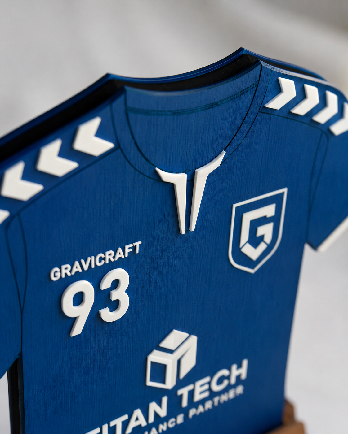 Personalisierte Trikot Erinnerung aus Holz | Geschenk für Fußballspieler & Trainer | Vereinsgeschenk mit Namen und Nummer
