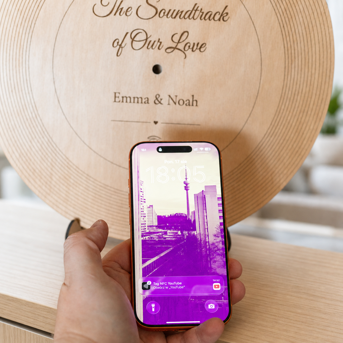 NFC Holz-Schallplatte beim kontaktlosen Öffnen des Wunschlinks mit Smartphone